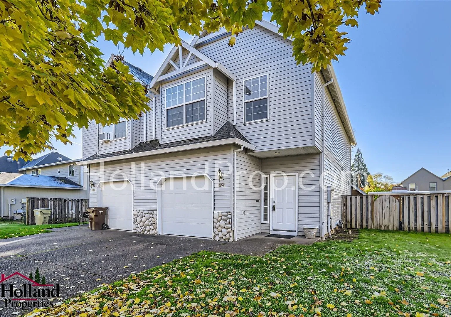 Cute 3 bedroom duplex unit with a fenced yard! — Photo 1
