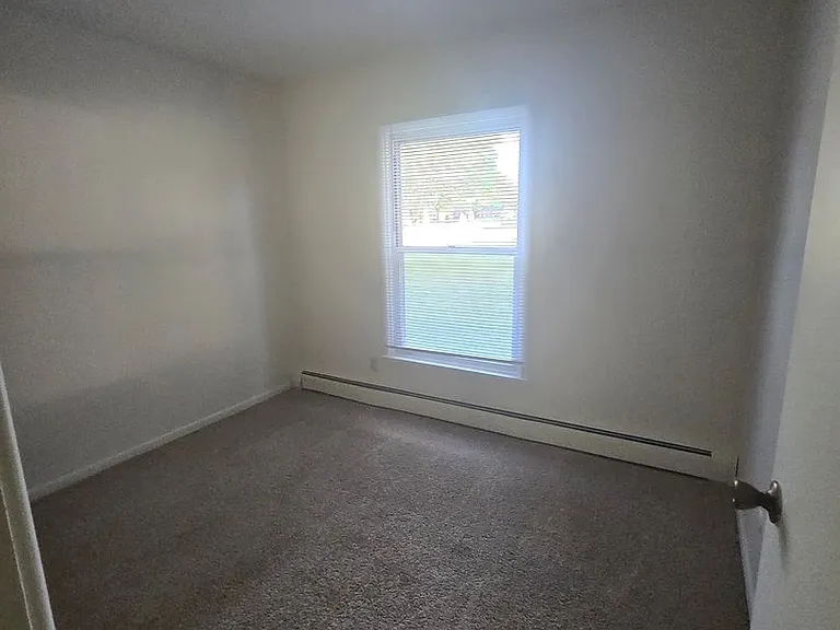 Mulford Park Apartments — Photo 16