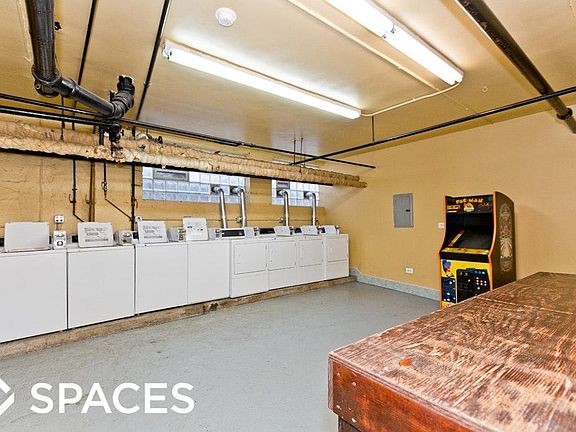4th image of 846 W Montrose Ave #21O