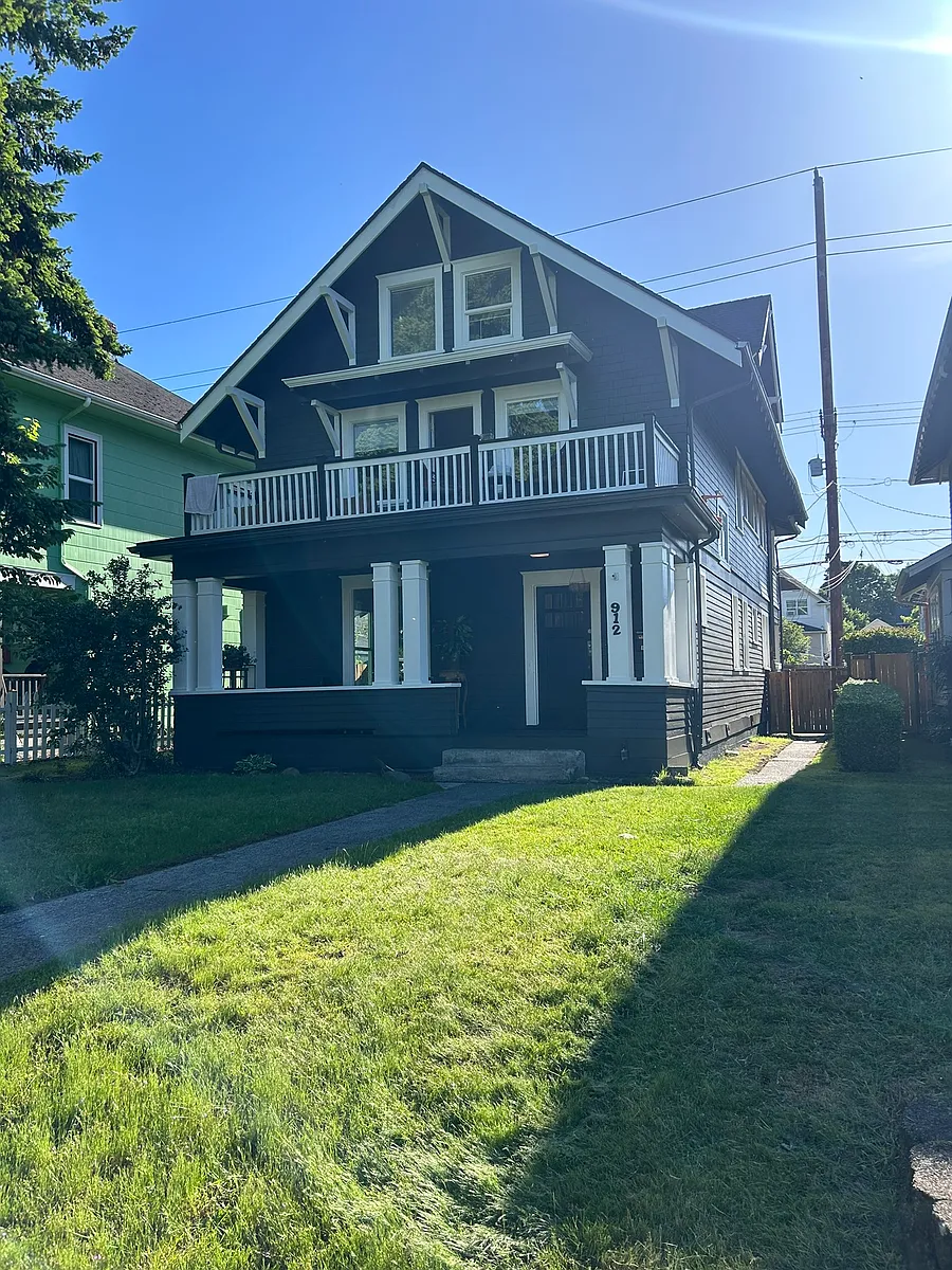 Photo 1 of 8 - 912 S Sheridan Ave #A - Tacoma, WA Primary Photo - 912 S Sheridan Ave #A