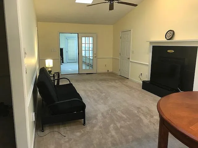 570 Jefferson Dr — Photo 3