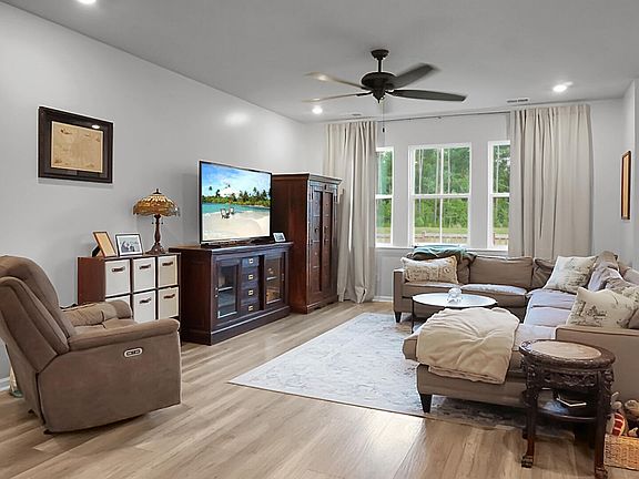 4th image of 995 Arrowwood Way