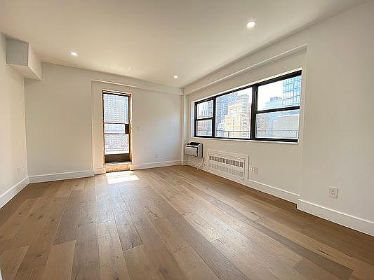 4th image of 340 E 74th St #14F