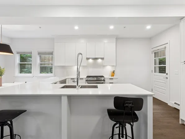 244 E 5th St #2, North Vancouver, BC V7L 1L7