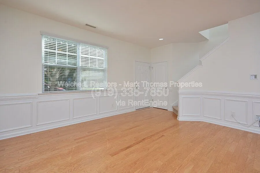 5 bed, 2.5 bath, 2050 sqft, $2,300 — Photo 4