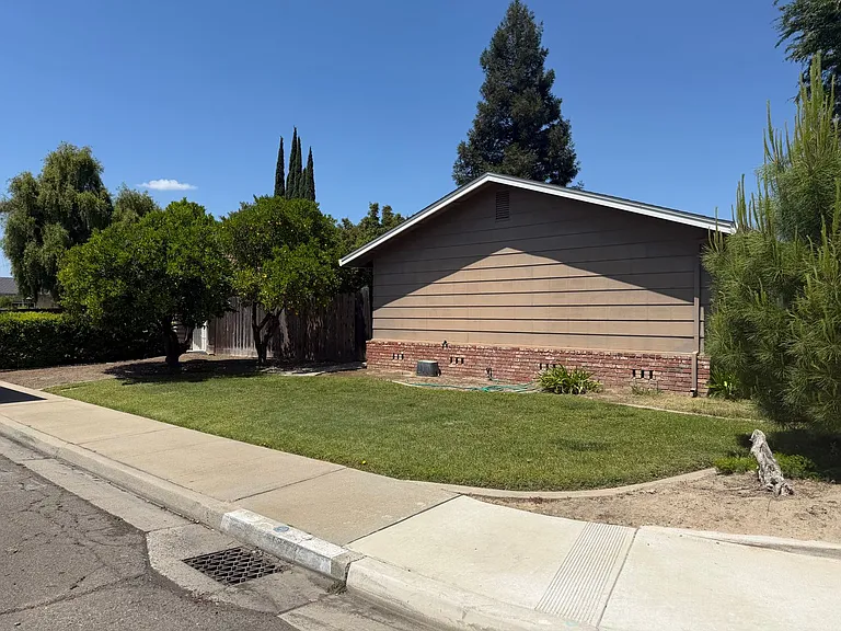 425 Corello St — Photo 4