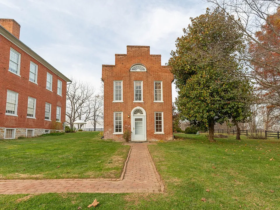 562 Smithfield Ln