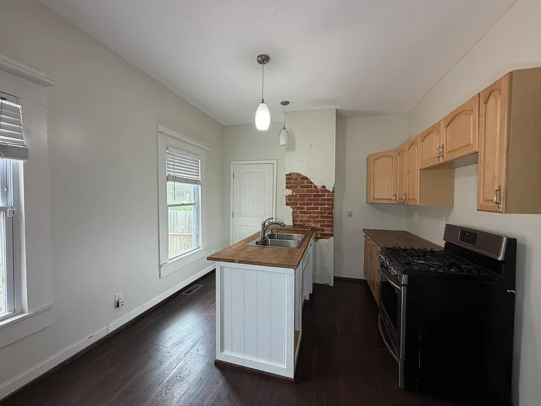 2919 Dempster St — Photo 15