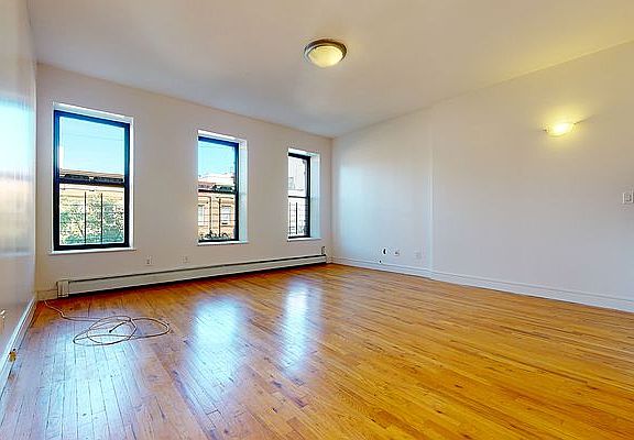 2nd image of 26 W 126th St #3