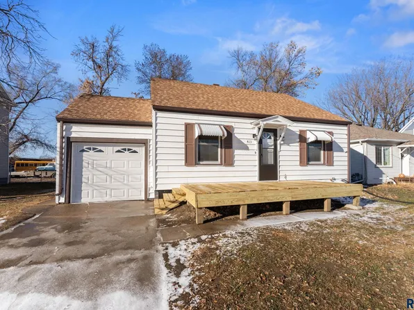 413 S Main St, Lennox, SD 57039