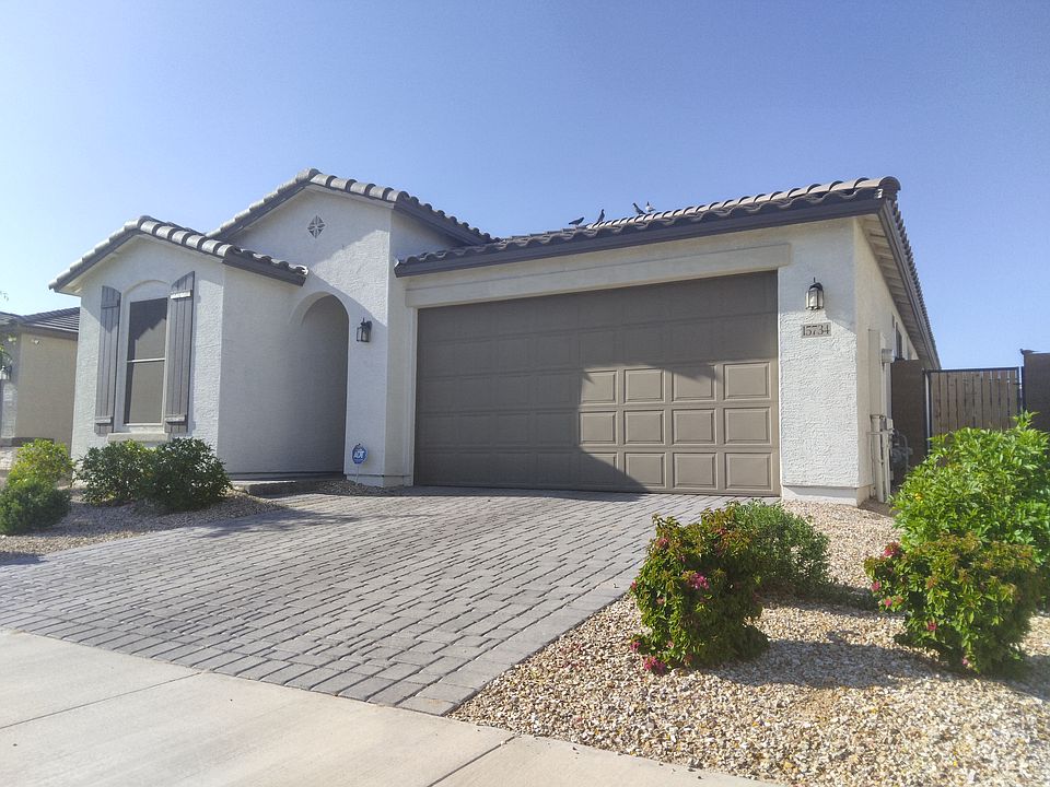 Single story with paved driveway
2 car garage+2 car driveway