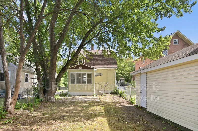 3 bed, 1.0 bath, 1228 sqft, $2,100 — Photo 3