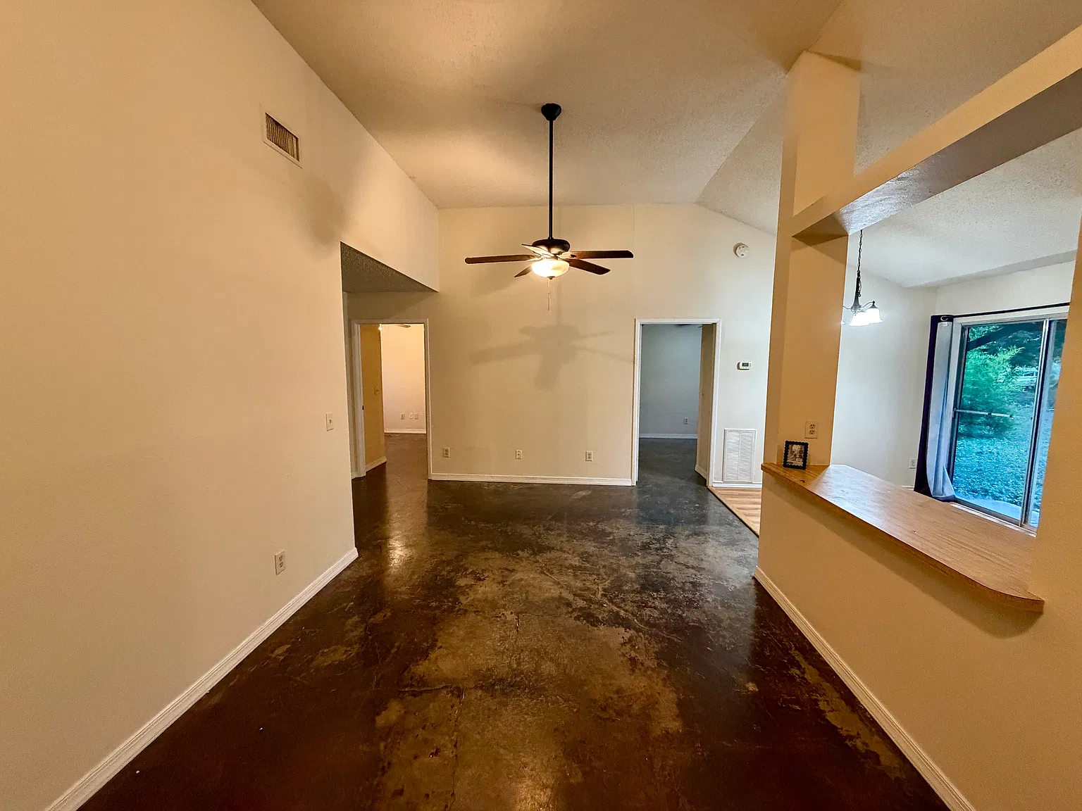 3 bed, 1024 sqft, $1,650 — Photo 4