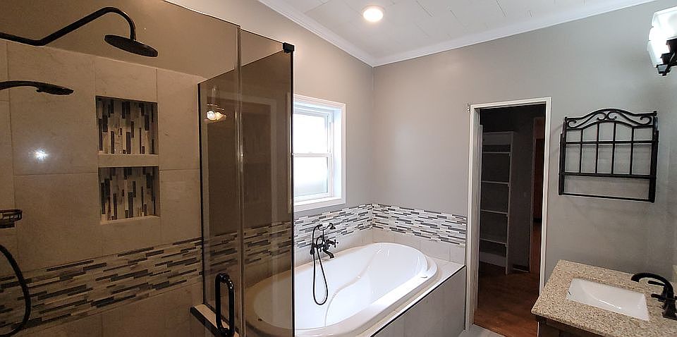 Master Bathroom with jet tub