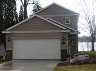 826 Lakeview Dr, Lake Odessa, MI 48849