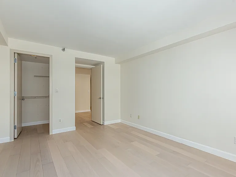 88 Cuttermill Rd #418 — Photo 16