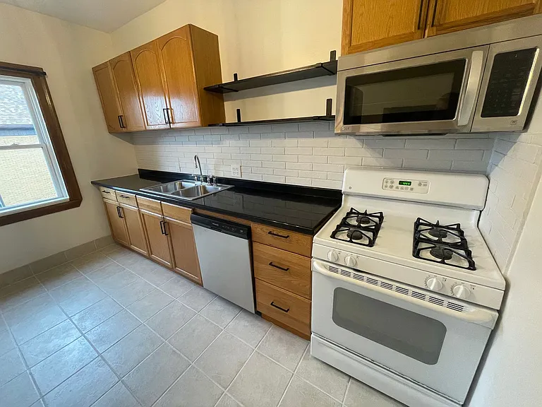 3 Unit Apartment Building in the Heart of the Bellevue area of Pittsburgh — Photo 9