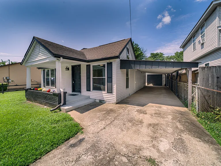 212A McArthur Dr — Photo 2