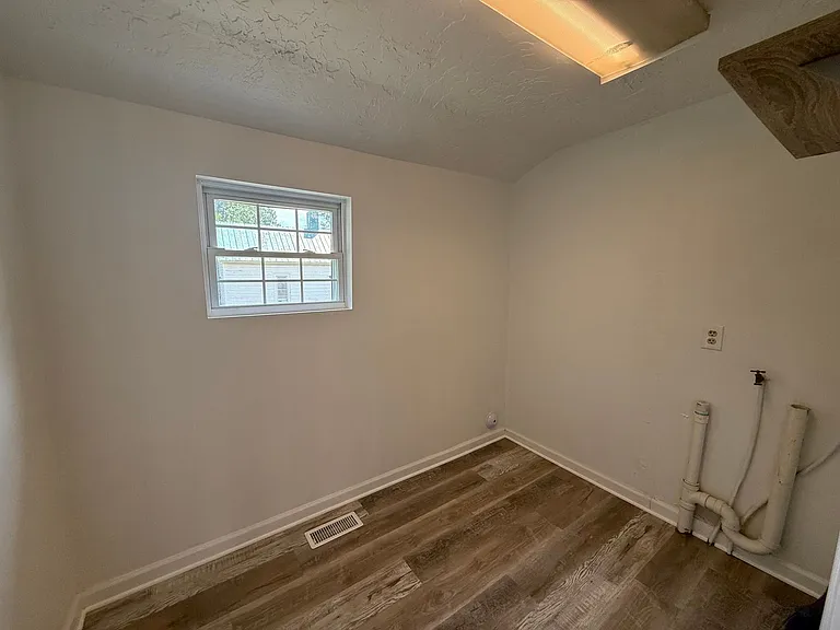 300 Railroad St — Photo 12