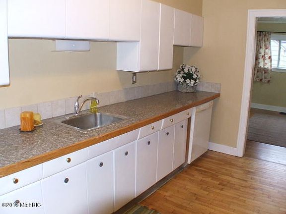 4th image of 909 Ardmore St SE