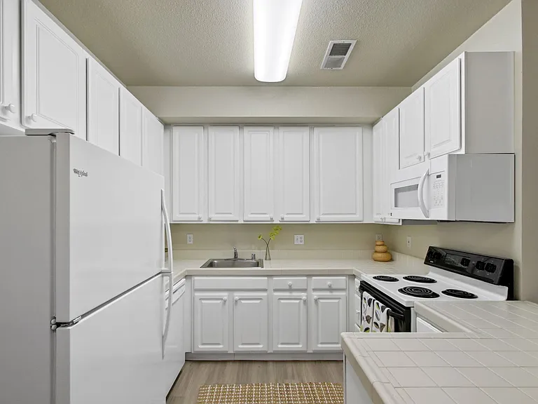 Saratoga West Apartments — Photo 10