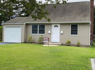 4 Bayview St, Bellport, NY 11713