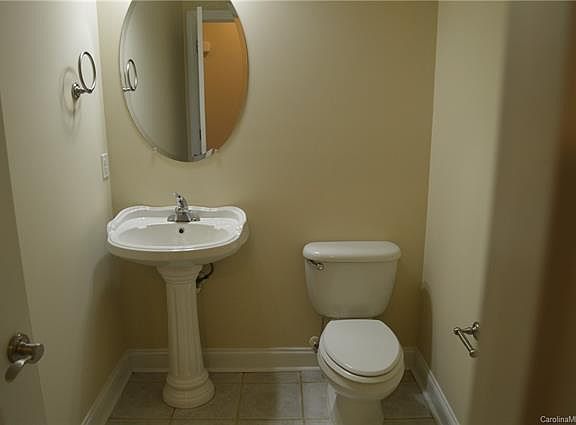 5th image of 114 Sherman Oaks Ln