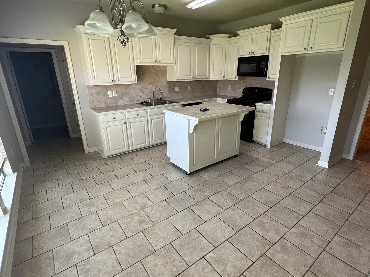 3 bed, 1500 sqft, $1,975 — Photo 2