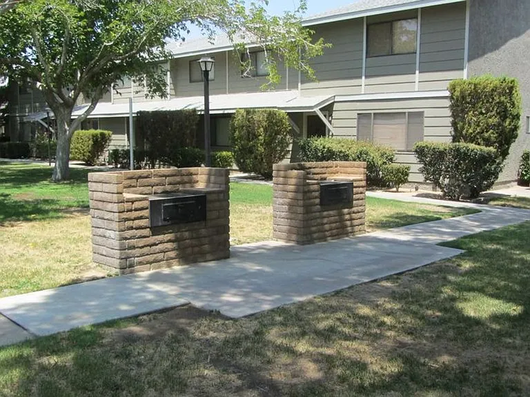 255 E Upjohn Ave — Photo 16