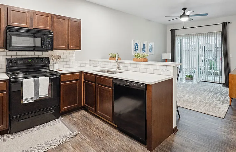 Walnut Lake Apartments — Photo 1
