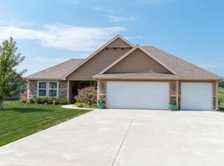814 N Chestnut Dr, Tonganoxie, KS 66086