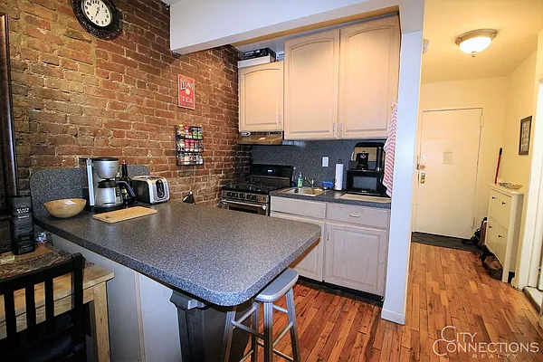 Rented by City Connections Realty | media 8