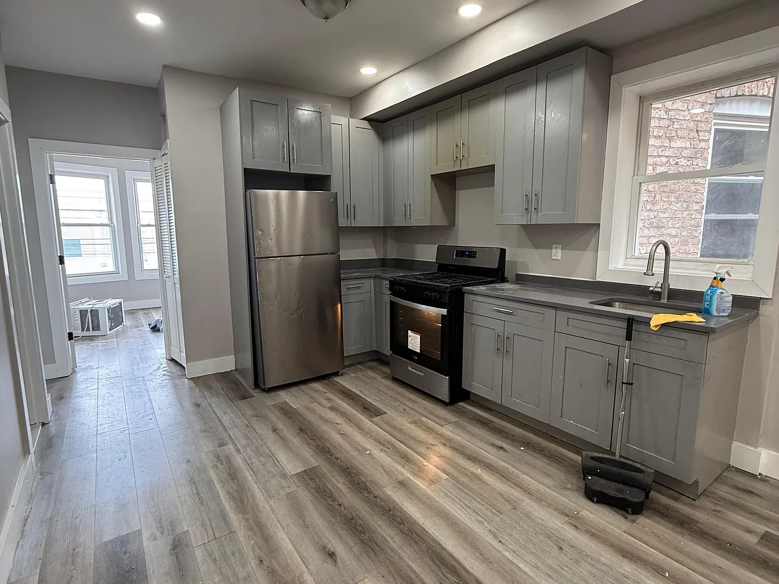 4 bed, $2,450 — Photo 2