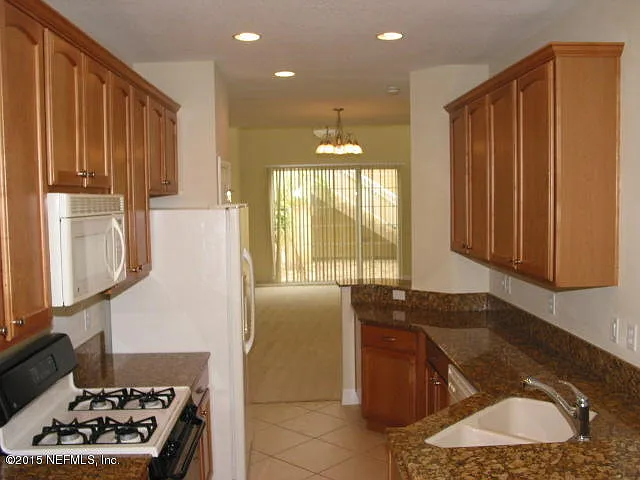 4 bed, 3.5 bath, 2399 sqft, $2,900 — Photo 4