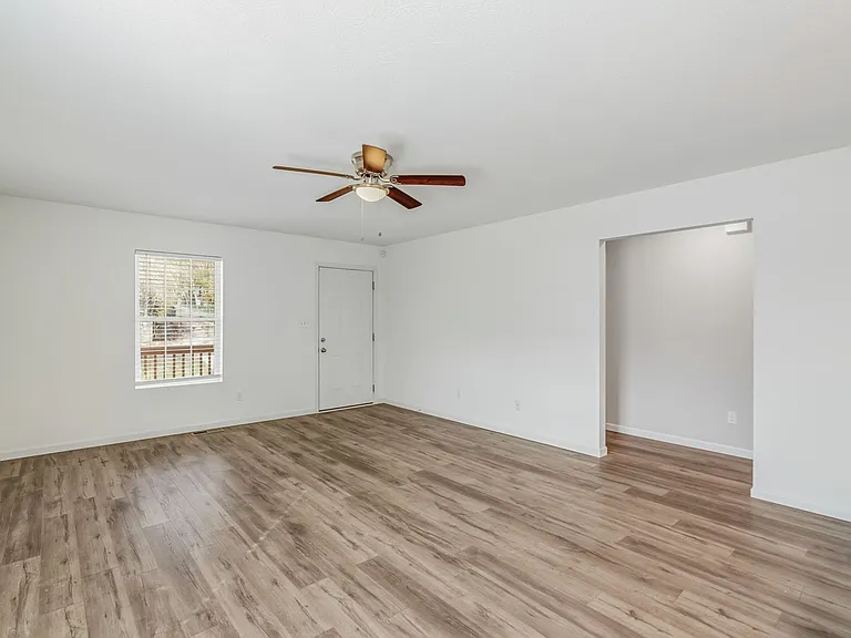 2100 Paris Rd — Photo 6