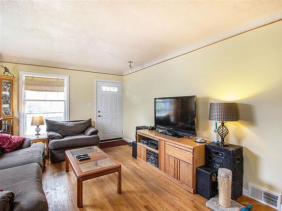 5th image of 8771 Saratoga St