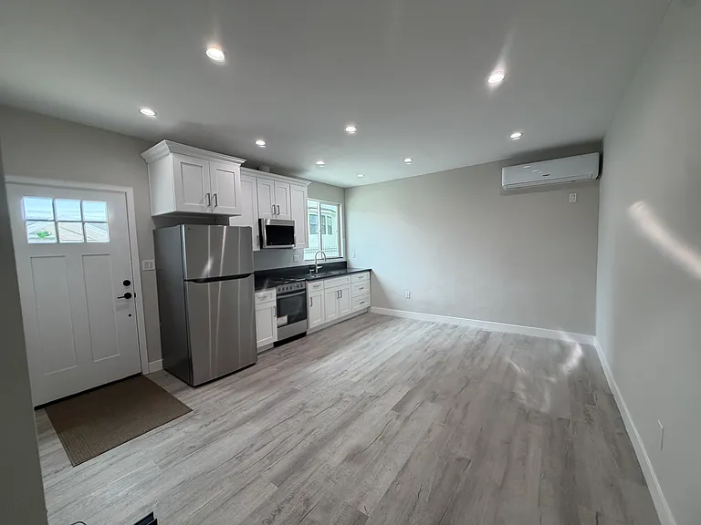 151 1/2 E 47th St #153 — Photo 10