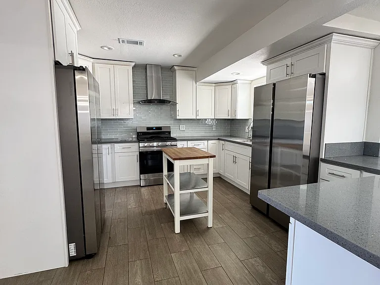 6752 Rostrata Ave — Photo 2