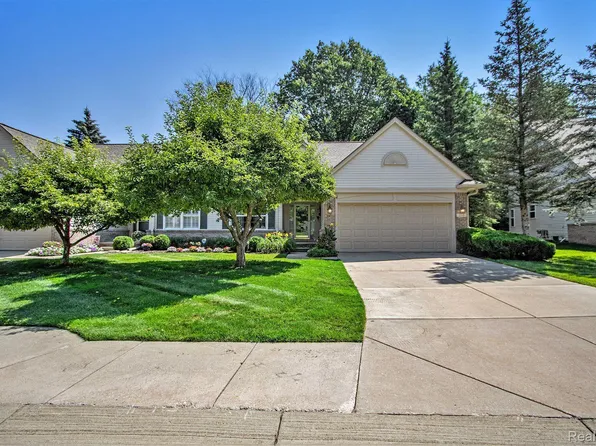 235 Four Seasons Dr, Lake Orion, MI 48360