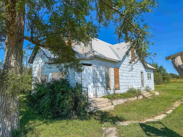 605 T St, Beaver City, NE 68926