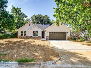 1005 W Chambers St, Cleburne, TX 76033