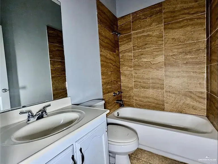 100 W 2nd St #5 — Photo 5