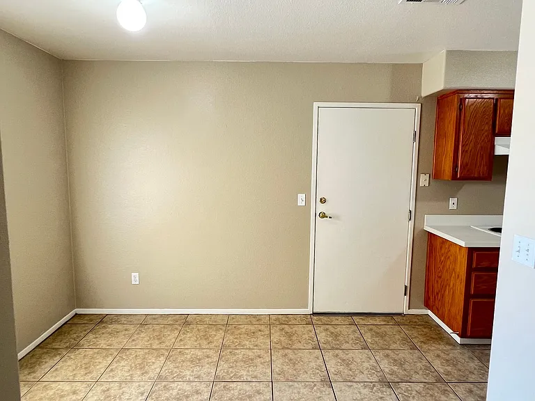 1320 Reddick Ln — Photo 6