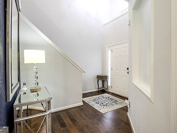 3rd image of 1875 Southhampton Ln