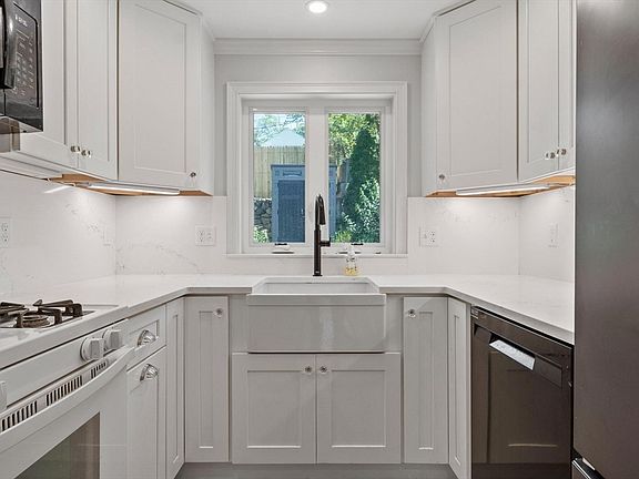 5th image of 49 Lakeview Ave