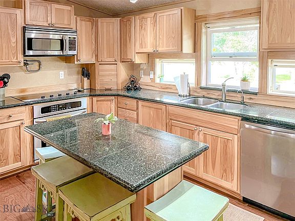 5th image of 165 Tracy Ann Dr