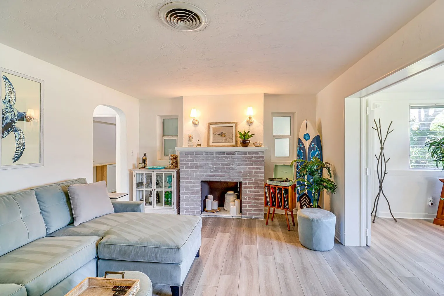 2 bed, 1.0 bath, 1248 sqft, $3,128 — Photo 2