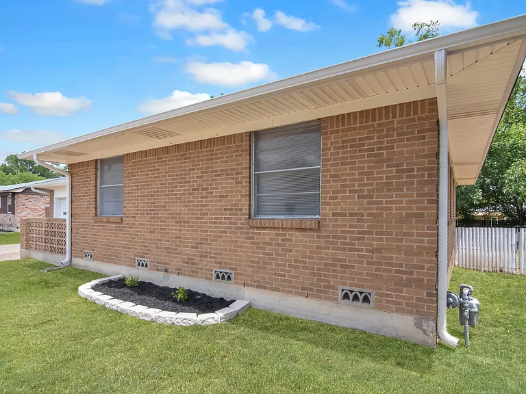 1306 Pine Dr — Photo 3