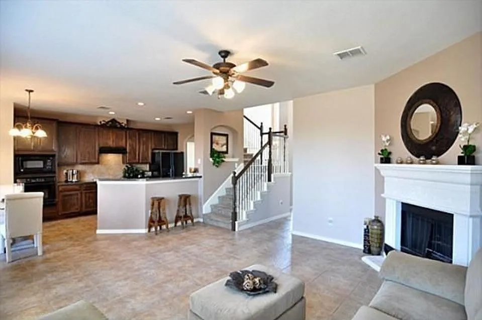 5 bed, 2.5 bath, 2691 sqft, $2,600 — Photo 4