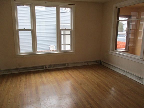 4th image of 13812 Seeley Ave